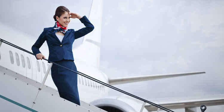 Cât câștigă o stewardesă la WizzAir, Tarom, Emirates?