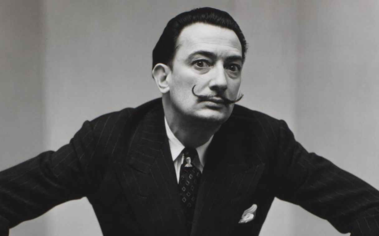 Salvador Dali se plimba cu clopoțelul la gât