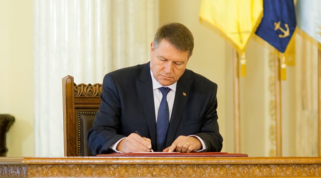 Klaus Iohannis a promulgat legea izolarii si carantinei