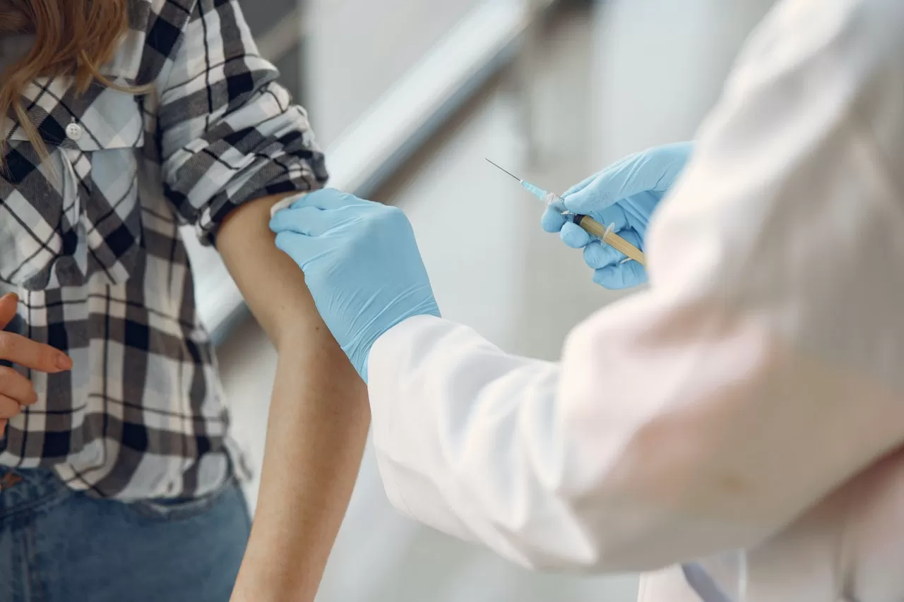 De ce a murit femeia care s-a vaccinat cu serul de la Moderna?