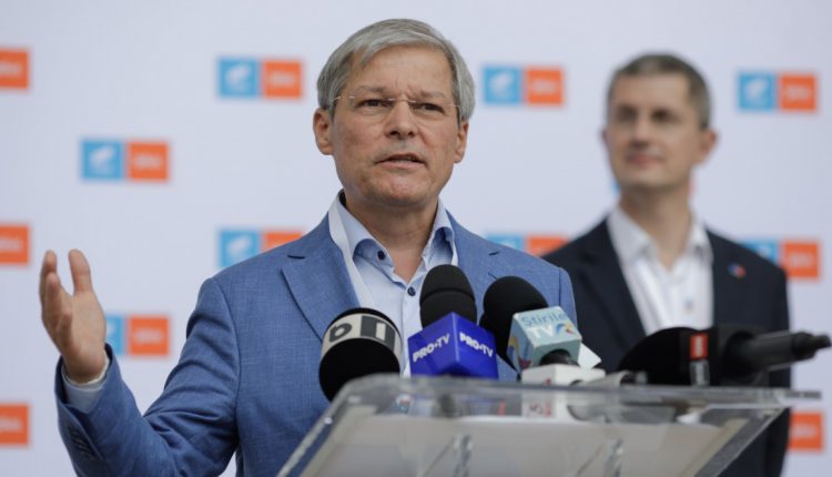 Klaus Iohannis l-a desemnat pe Dacian Cioloș ca premier al României