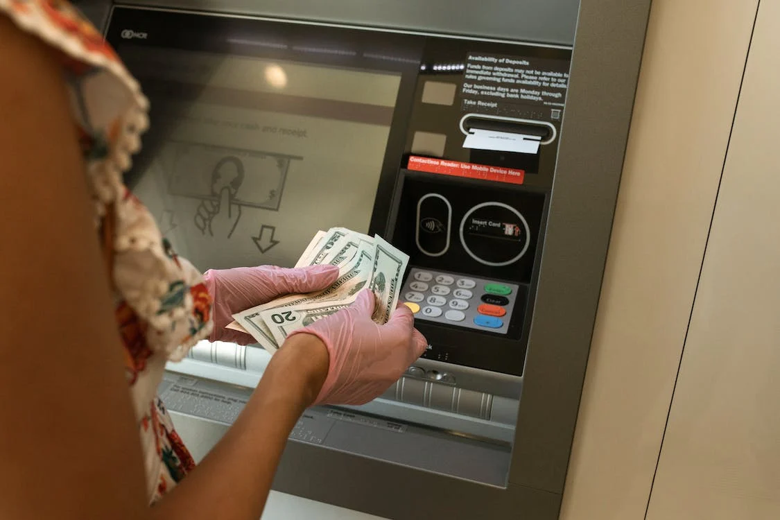 Câți bani poți să extragi de la un bancomat pe zi?